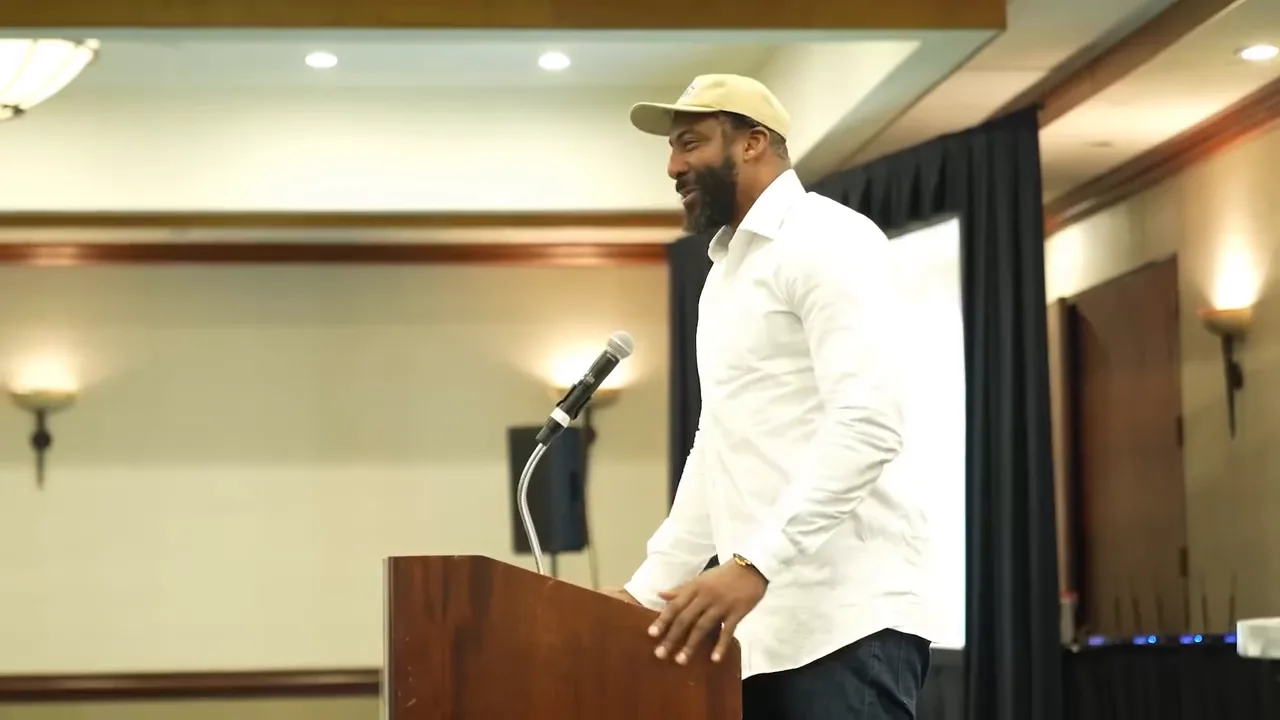 Amar'e Stoudemire speaking at a podium to the Gila River Indian Community youth event